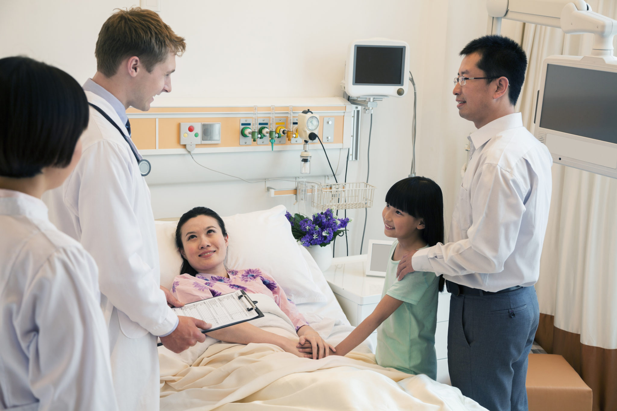 medical interpretation and translation doctor uses medical interpreter at bedside