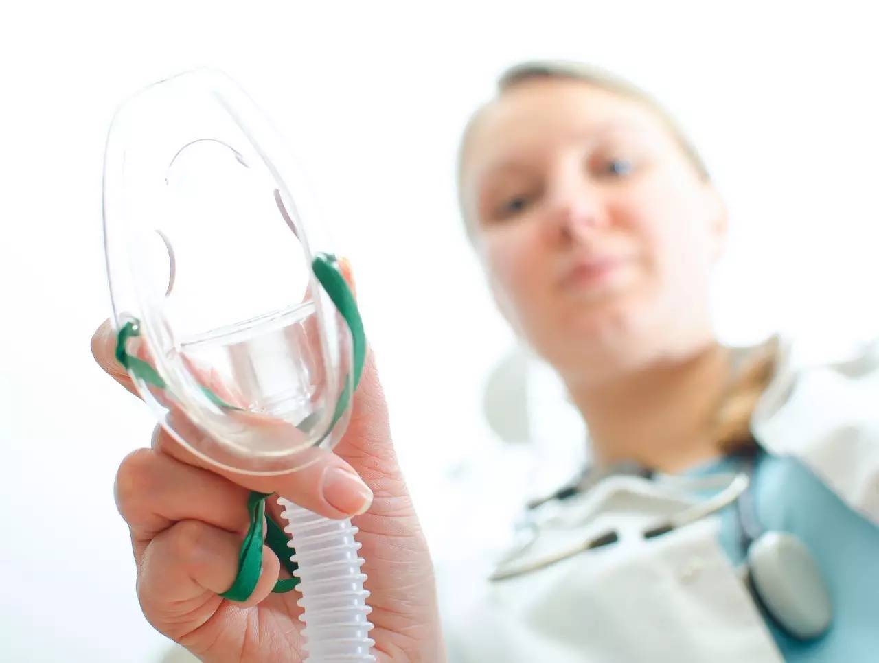 Female dentist with anesthesia mask 1280 x 966