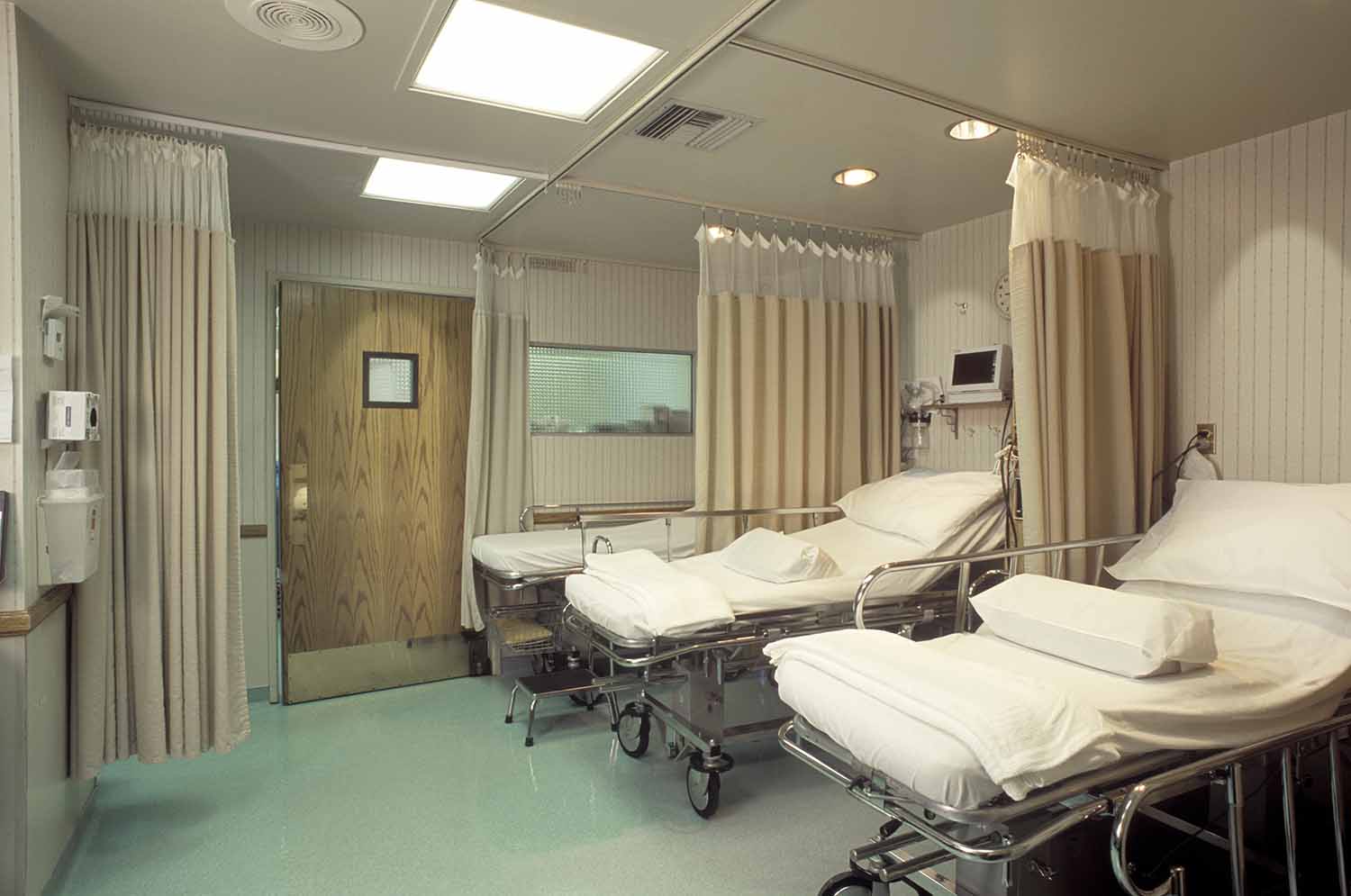 empty hospital beds 1500 x 995