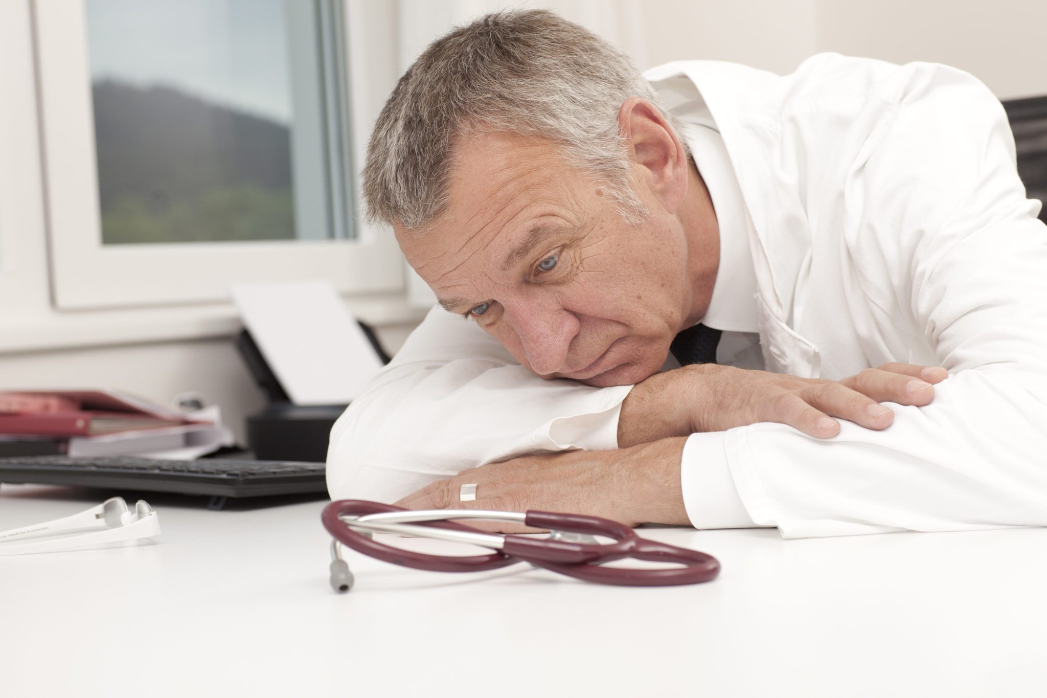 physician-burnout-leadership older doctor looking burned out